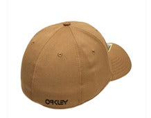 Gorra OAKLEY Embossed 3D Camel cerrada